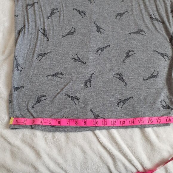 A Pea In the Pod Women's Maternity Size Small Gray Giraffe Print T-Shirt - Picture 11 of 11